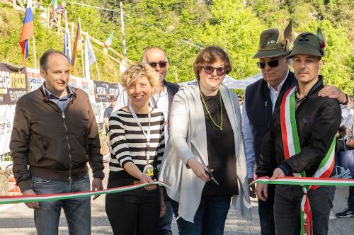 L'assessore regionale Barbara Zilli al taglio del nastro della gara Verzegnis Sella Chianzutan con il vicequestore Miconi, la presidente dell'ASD E4Run Emanuela Rizzi e il sindaco di Verzegnis Andrea Paschini